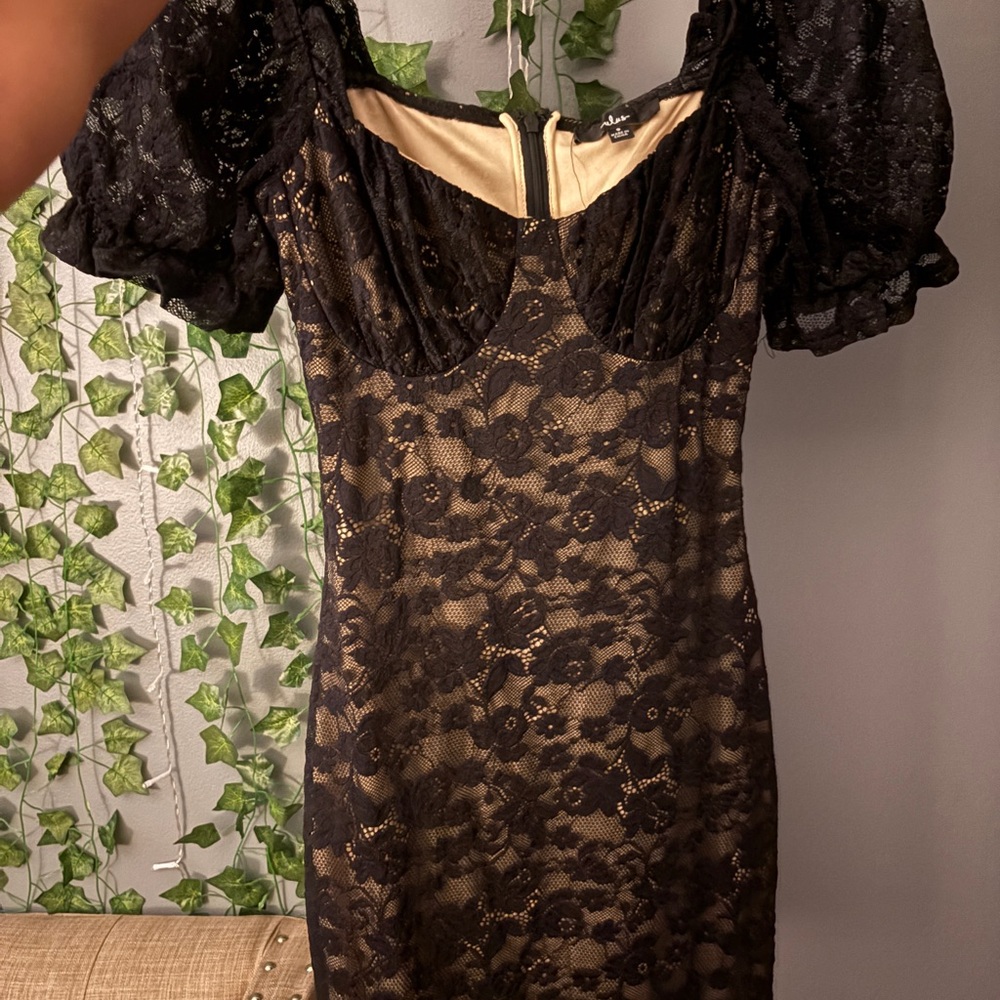 Lulu's Black Lace floral mini Dress with short sleeves